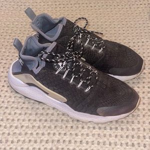 Size 11 women’s Nike tennis shoes!